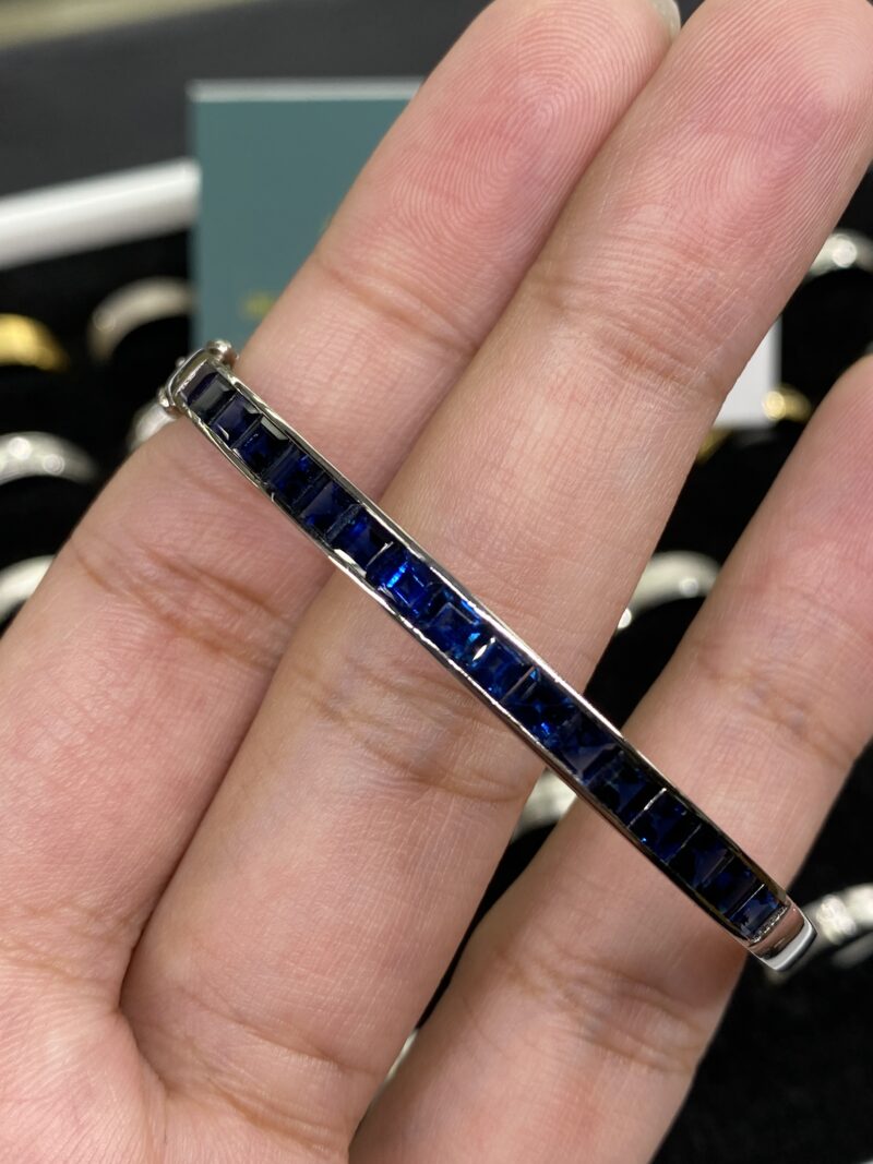 18K White Gold Natural 6.80ct Rectangular Sapphire Bracelet Bangle