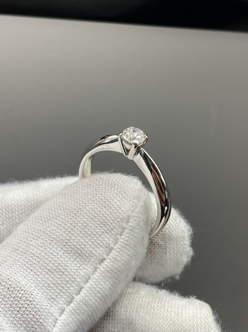 18K White Gold  Round Brilliant 0.30ct Diamond Ring