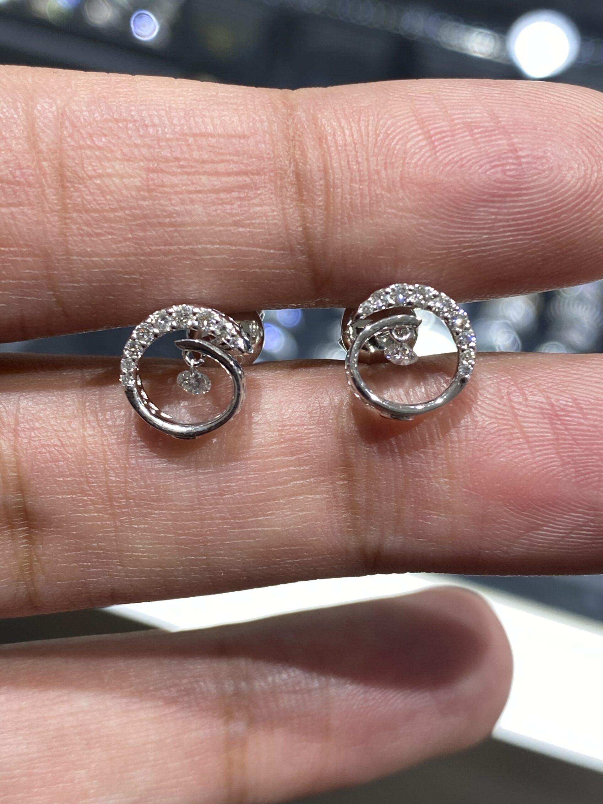 18K White Gold Diamond Stud Earrings - Image 3