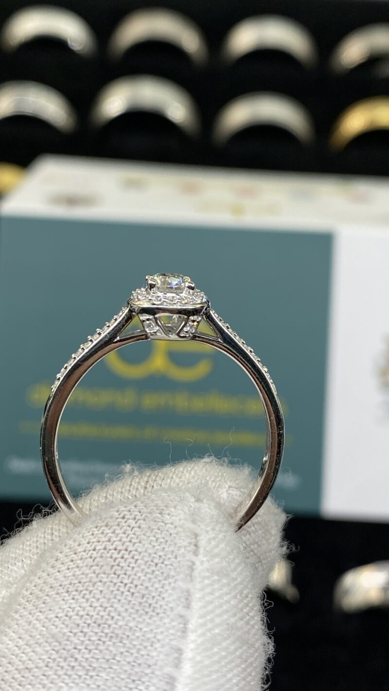 18K White Gold Natural Round Brilliant Diamond Ring