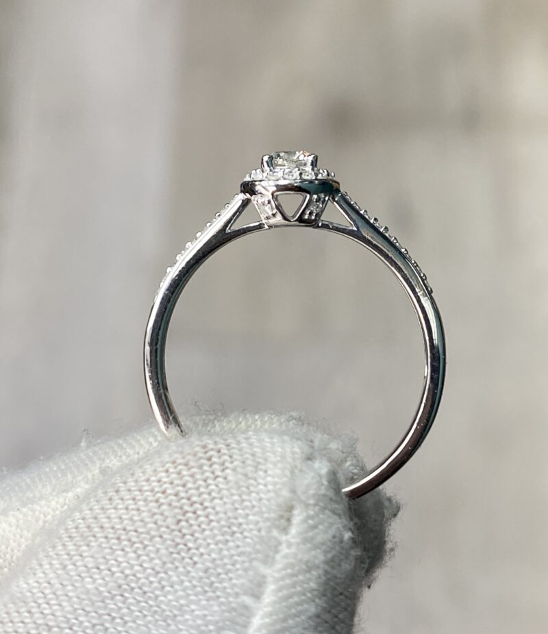 18K White Gold Natural Round Brilliant Diamond Ring