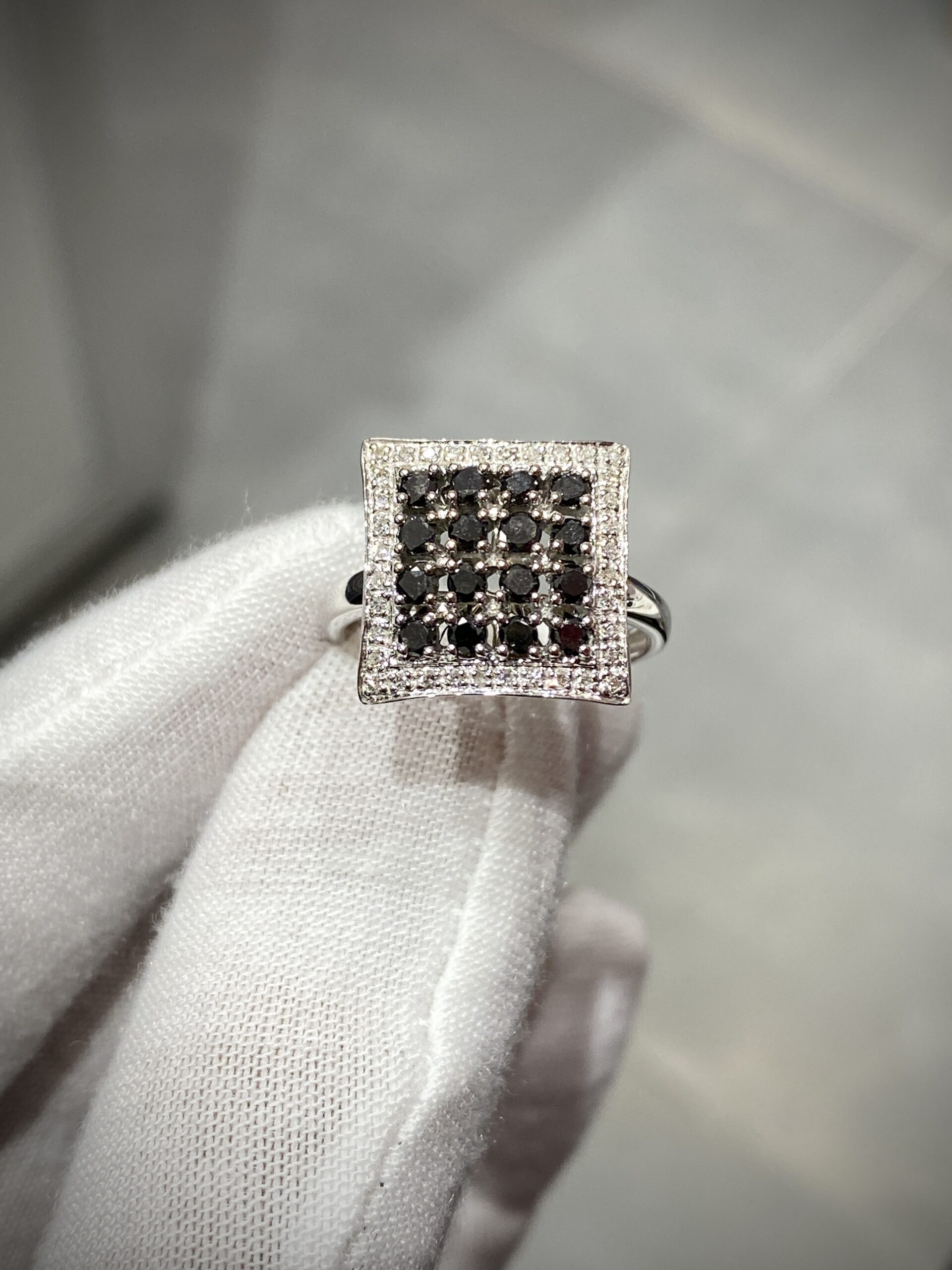 18K White Gold Natural Diamond Ring - Image 4