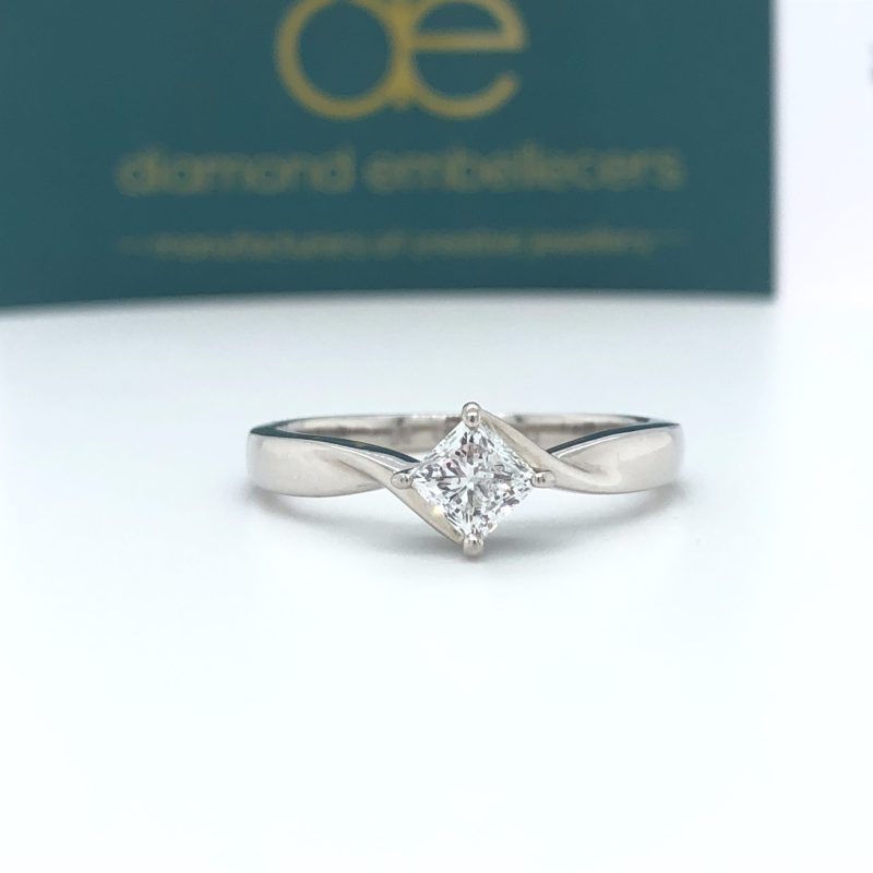 Palladium-Diamond-Ring